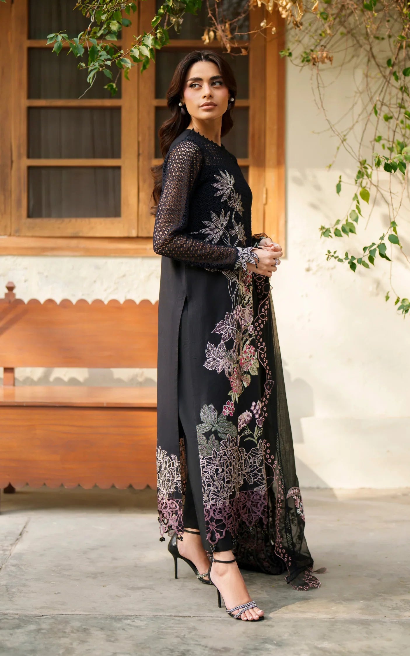 Noir Lily VUL26-01